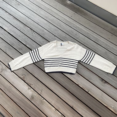 Maglione beige con scollo a V e righe