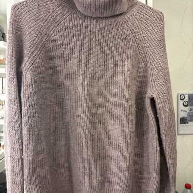 Maglione viola in lana con collo