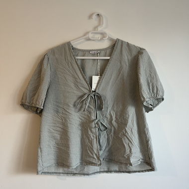 Blusa larga con fiocco davanti