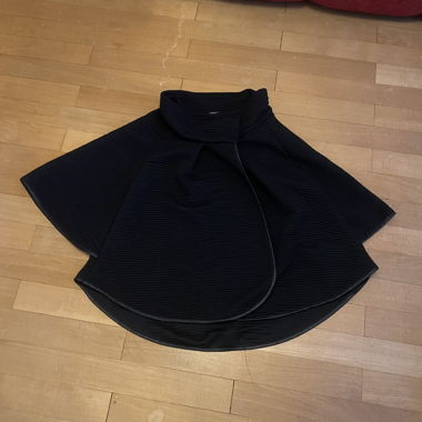 Schwarzes Cape mit Stehkragen