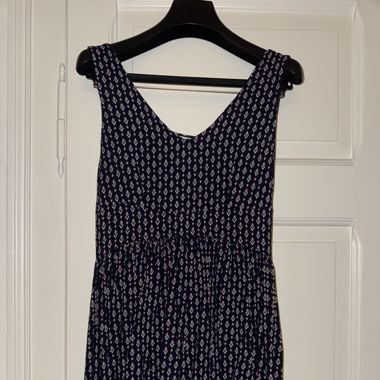 Kurzes Kleid mit Shorts-Rock