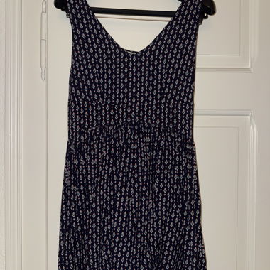 Kurzes Kleid mit Shorts-Rock