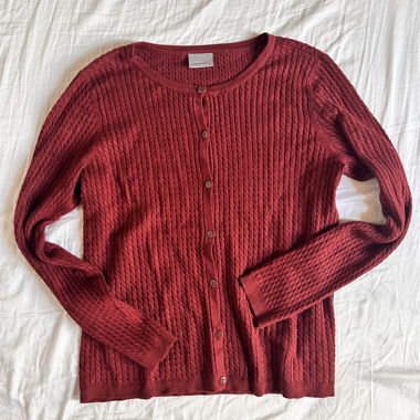 Dunkelrote Strickjacke 