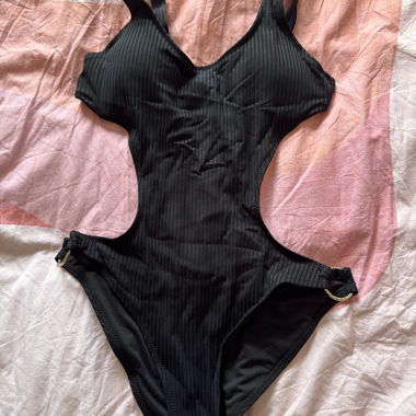 Maillot de bain noir avec découpes
