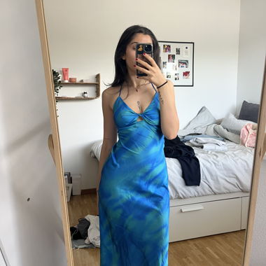 Langes blaues Satin-Kleid
