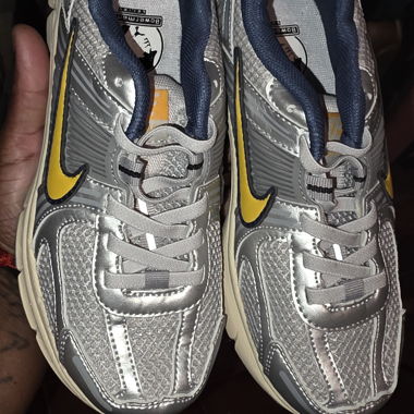 Graue Nike-Sneaker