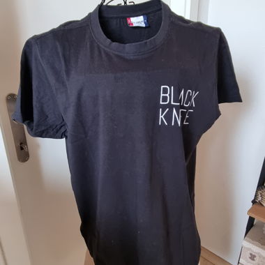 T-shirt noir "BLACK KNEE"