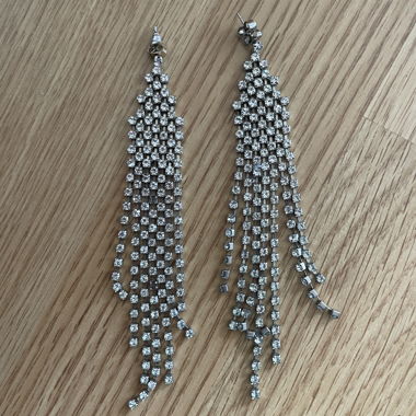 Orecchini lunghi con glitter di strass y2k