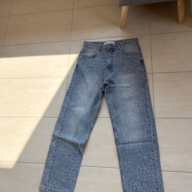 Jeans bleu motif logo