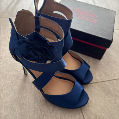 Décolletè blu con fiore