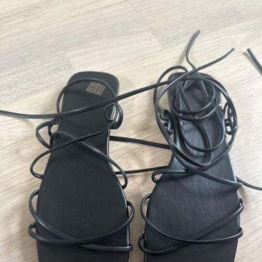 Schnürsandalen in schwarz
