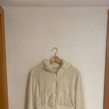 Weisse Wolljacke