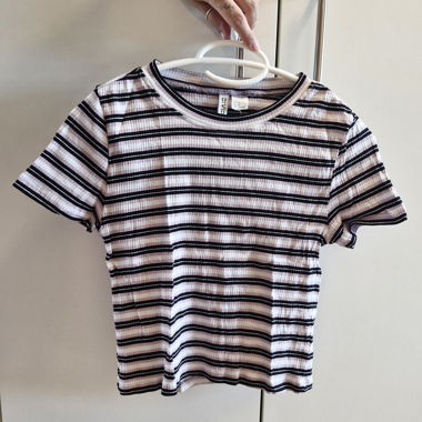 T-shirt a righe in lilla chiaro e nero