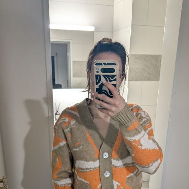 Farbige Strickjacke mit schönen Knöpfen