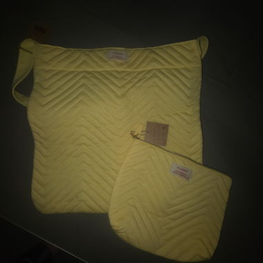 Borsa a tracolla gialla matelassata con pochette abbinata