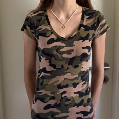 T-Shirt mit Militärmuster und Ausschnitt