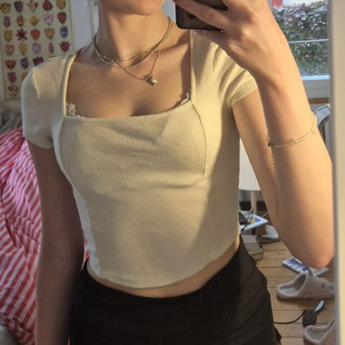 Top corto beige a coste