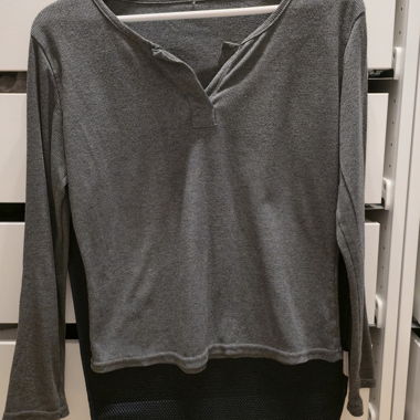 Graues Langarmshirt