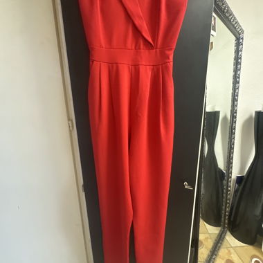 Roter Jumpsuit ohne Aermel