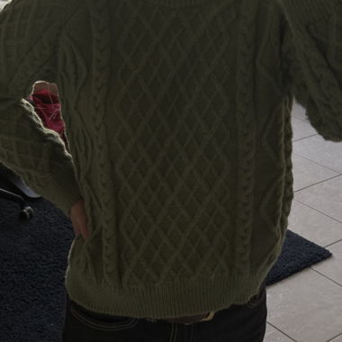 Grüner Strickpullover mit Zopfmuster