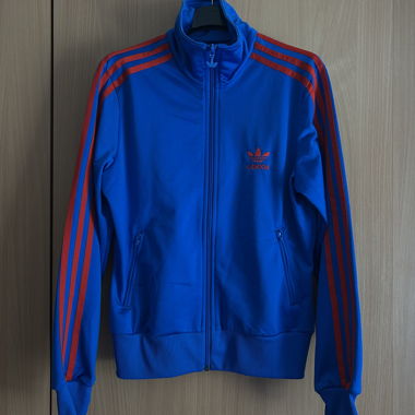 Blaues adidas-Jacke