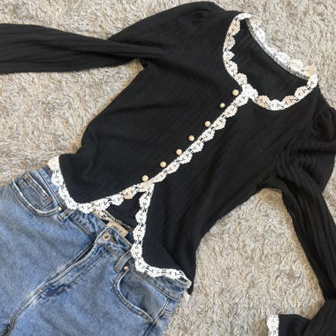 Schwarzes Spitzentop mit Knöpfen