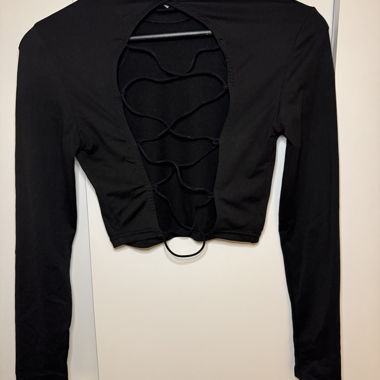 Schwarzer Cropped-Top mit offenem Rücken