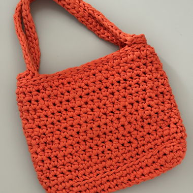 Geflochtene orange Tasche