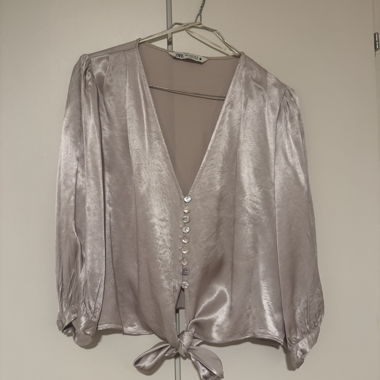 Satinbluse helllila mit Knoten vorne