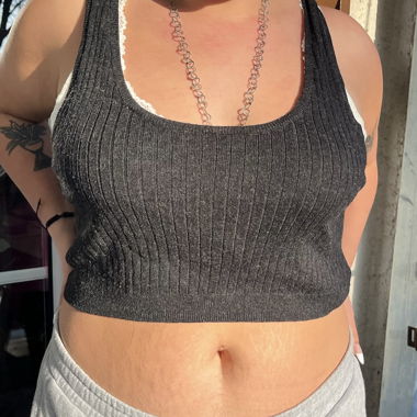 graues gestricktes Crop-Top
