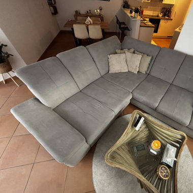 Gemütliches Ecksofa mit verstellbaren Rücklehnen