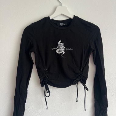 Maglia nera a maniche lunghe con allacciatura