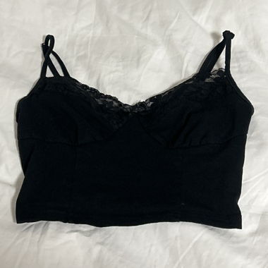 Top court en dentelle noire