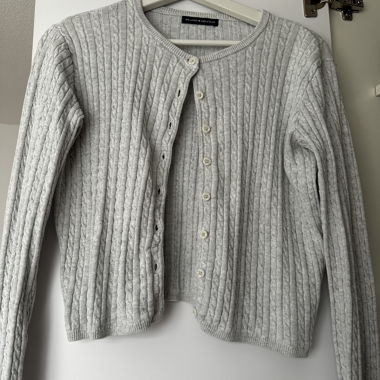 Graue Zopfstrick-Cardigan