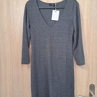 Dunkelgraues figurbetontes Kleid mit Ausschnitt
