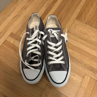 Sneakers low-top grigie con suola bianca