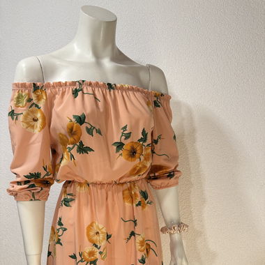 Peachfarbenes Off-Shoulder-Blumenkleid