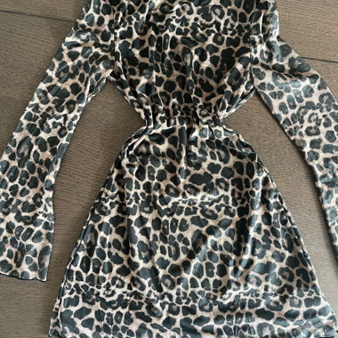 Robe léopard dos nu