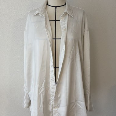 Weisse Oversize-Satinhemd von H&M