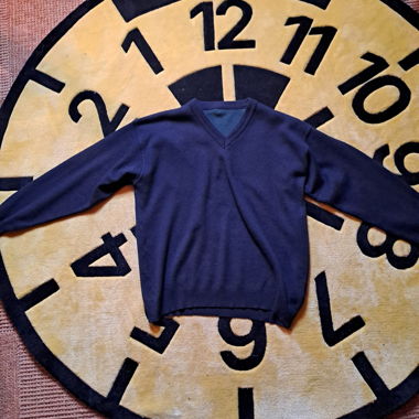 Pull bleu foncé à col en V