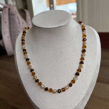 Perlenkette in Amberfarben