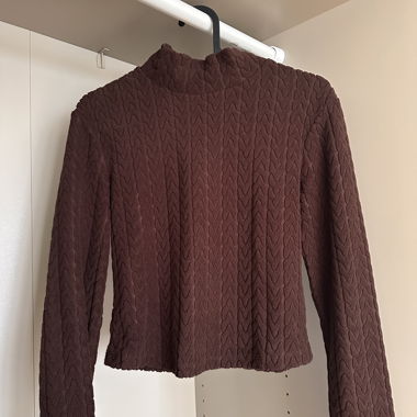 Maglione marrone a maniche lunghe a coste