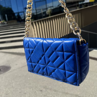 Borsa a tracolla a catena blu