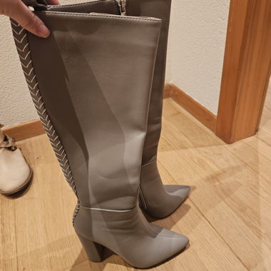 Graue kniehohe Stiefel mit High-Heels