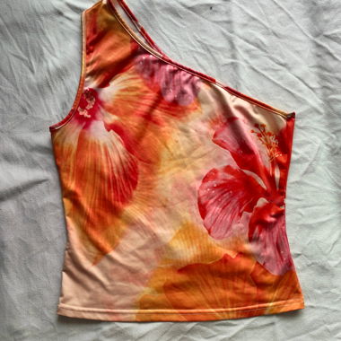Haut en satin fleuri