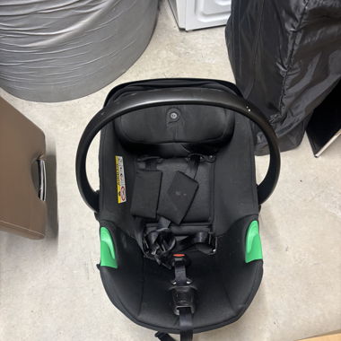 Siège auto bébé noir avec poignée