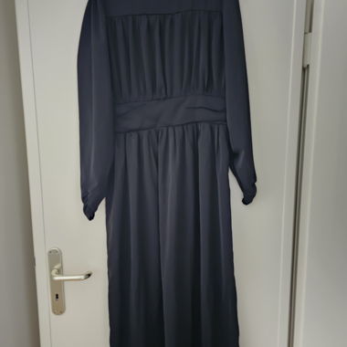 Robe longue noire à manches longues fendue