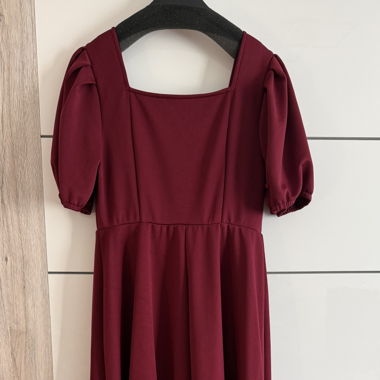 Schönes Burgunder Kleid