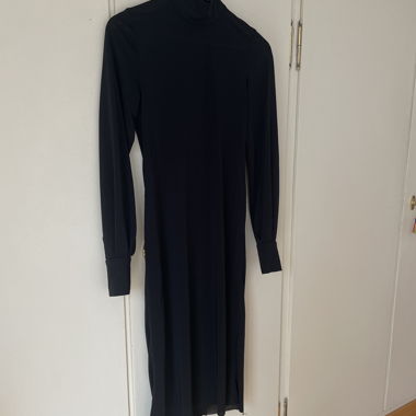 COS - Schwarzes, transparentes Rollkragenkleid