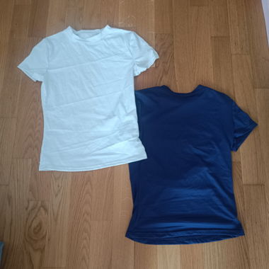 2 T-Shirts in Weiss und Dunkelblau